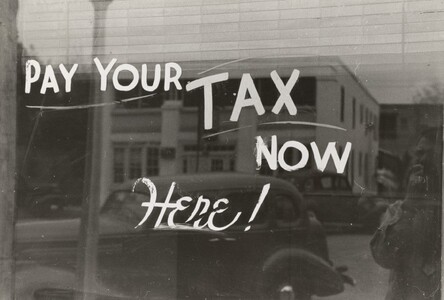 Scritta su vetro su pagamento delle tasse